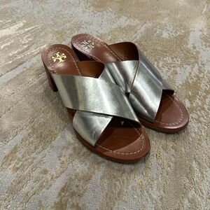 TORY BURCH Montrose Mirrored Silver Criss Cross Heeled Slide Sandals size 9 GUC